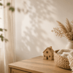 Mehr Ruhe im Kleinkindalltag Warme, ruhige Alltagsszene mit Holzkommode, kleiner Holzhaus-Dekoration, Trockenblumen und weicher Decke im natürlichen Familienstil.