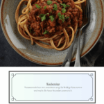 Warme Linsenbolognese mit Pasta in heller natürlicher Familienküche auf einem Holztisch mit ruhiger gemütlicher Atmosphäre.