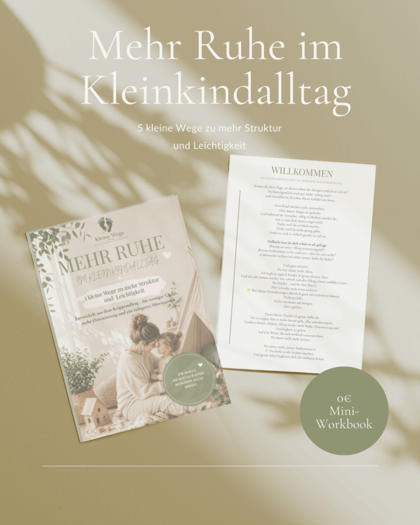 Mockup eines liebevoll gestalteten Familien-Workbooks in warmen Naturfarben mit Cover, Innenseite und 0€ Mini-Workbook Badge auf ruhigem Hintergrund