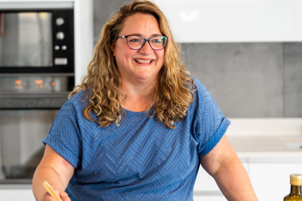Katinka in ihrer Familienküche Katinka in einer hellen Küche beim Kochen und Entwickeln von familienfreundlichen Rezepten für den Alltag.