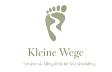 Logo von „Kleine Wege“ mit stilisiertem Fußabdruck und geschwungenem Weg in Salbeigrün auf transparentem Hintergrund. Darunter steht der Schriftzug „Kleine Wege“ sowie der Untertitel „Struktur & Alltagshilfe im Kleinkindalltag“.