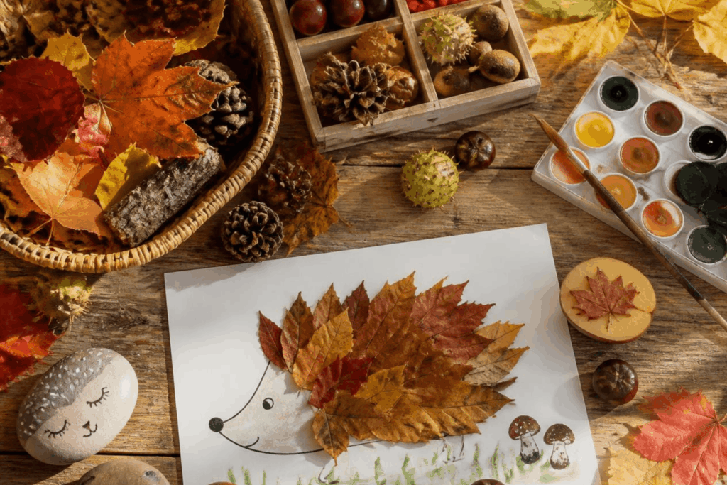 Herbstliche Bastelmaterialien mit Blättern, bemalten Steinen und Kartoffelstempel auf Holztisch – Bastelideen für Kleinkinder