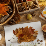 Herbstliche Bastelmaterialien mit Blättern, bemalten Steinen und Kartoffelstempel auf Holztisch – Bastelideen für Kleinkinder