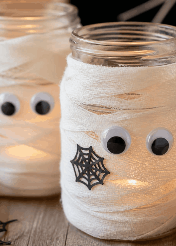 Mumien-Gläser Glas mit weißer Mullbinde umwickelt, bunte Wackelaugen als Mumien-Gesicht