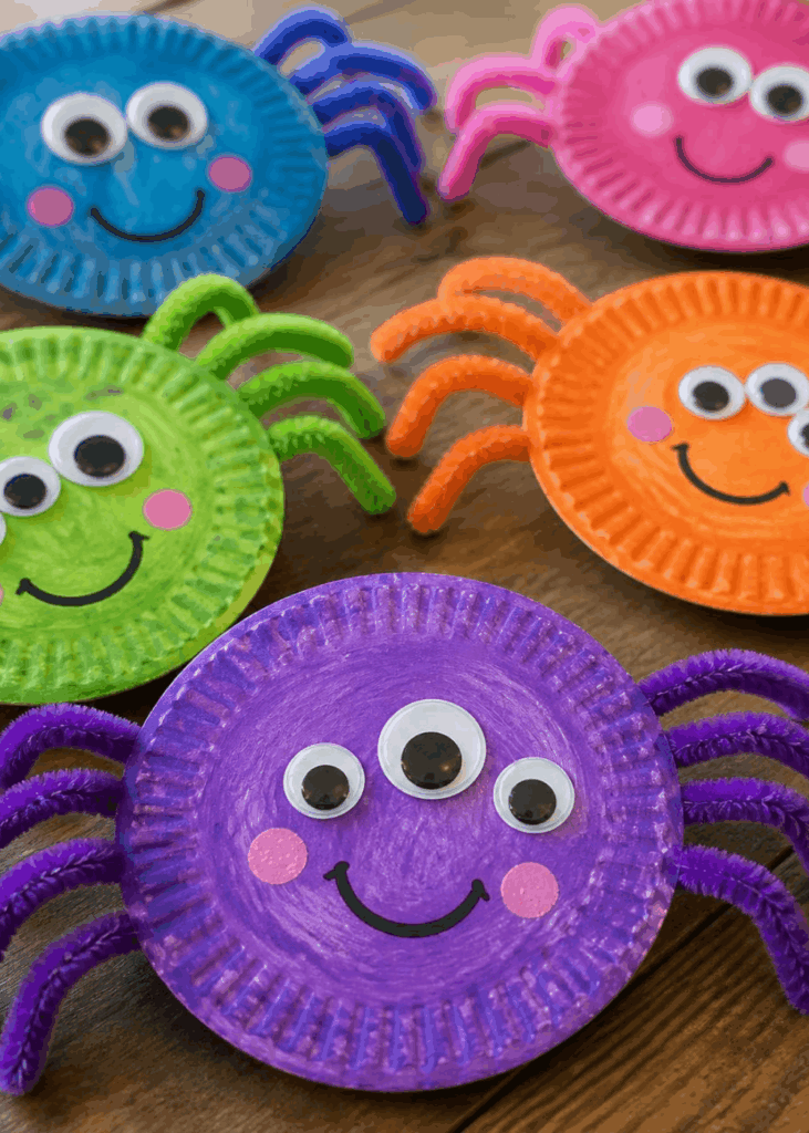 Papierteller-Spinnen Bunt bemalte Papierteller-Spinnen mit Pfeifenreiniger-Beinen und Wackelaugen