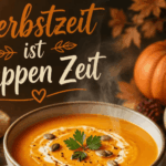 Herbstsuppen für die Familie Dampfende Kürbissuppe mit Kürbissen und Herbstdeko im Hintergrund – Herbstsuppen Rezepte für die Familie
