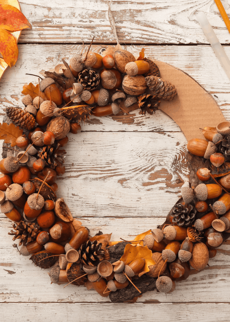 Herbstkranz Kranz aus Eicheln und Kastanien– Herbstkranz basteln mit Naturmaterial