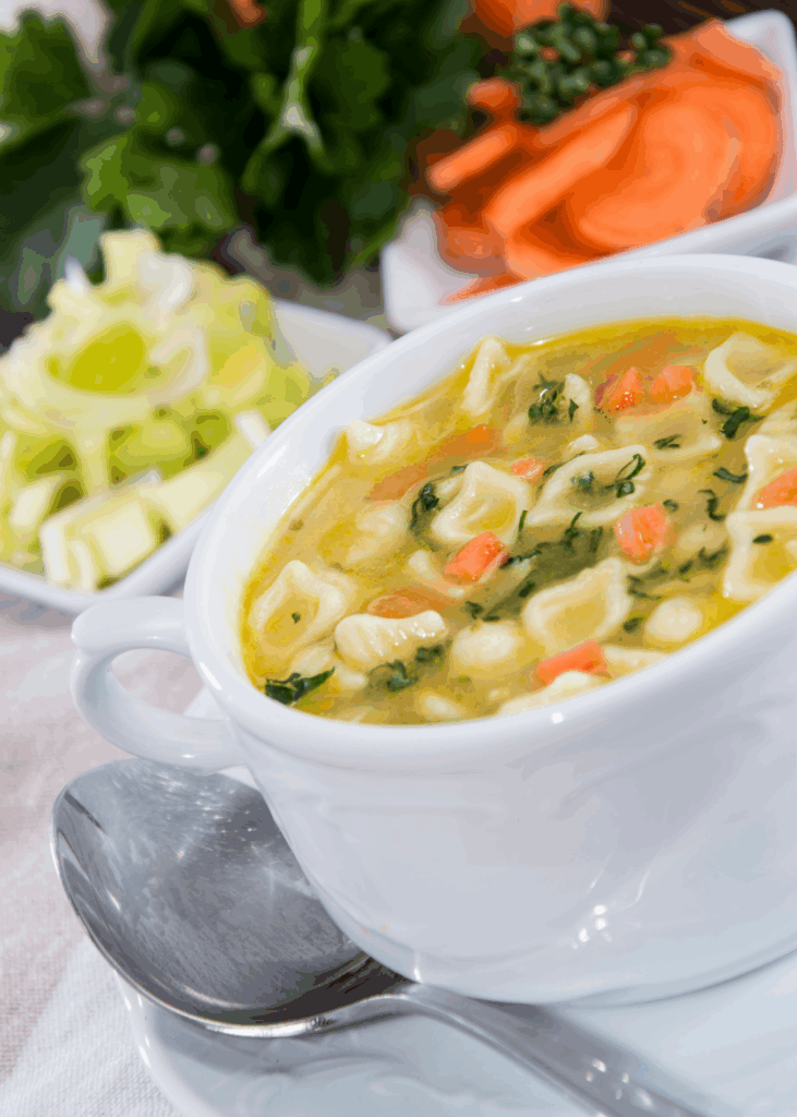 Frische Suppe mit Markklößchen Klare Suppe mit Markklößchen und Karotten in einer weißen Schale – schnelles Suppenrezept für den Herbst