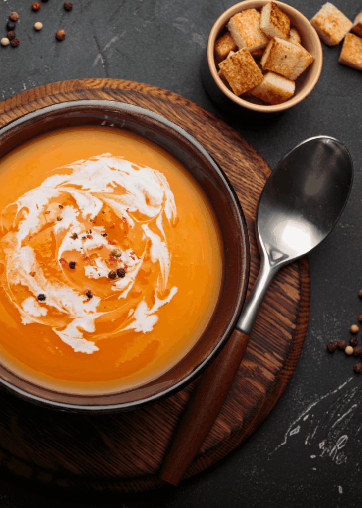 Cremige Kürbissuppe mit Croûtons Cremige Kürbissuppe mit Sahne verziert und Croûtons dazu – Kürbissuppe Rezept mit Äpfeln und Kartoffeln