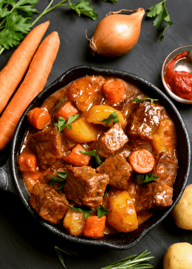 Szegediner Gulasch Szegediner Gulasch mit Fleisch, Kartoffeln und Karotten in gusseiserner Pfanne – herzhaftes Schmorgericht für den Herbst